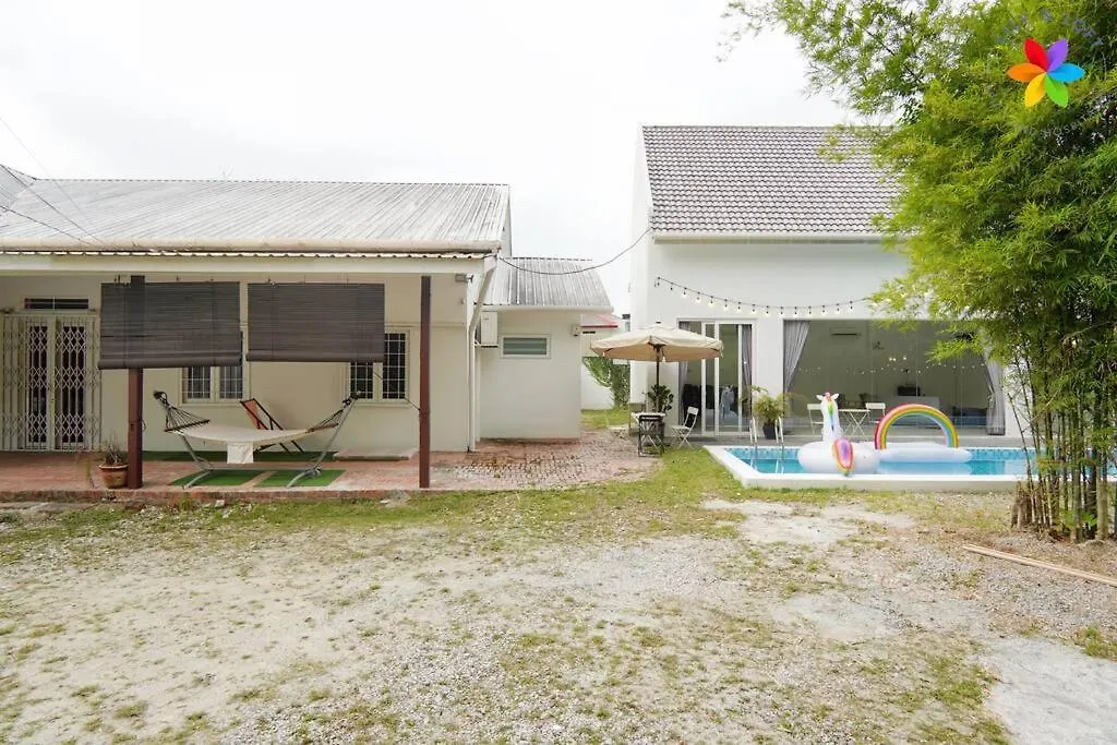 30P White House Retreat - Pool & Event Hall Kuala Lumpur Villa